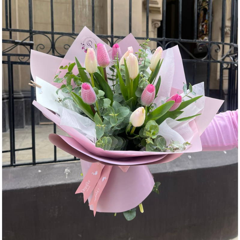 Productos web - 2026-01-17T160300.717 _ : Ramo de 10 Tulipanes (Colores Variados) - Imagen 1