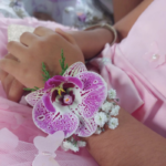 CORSAGE ORQUÍDEA LILA – MUÑECA - Imagen 2