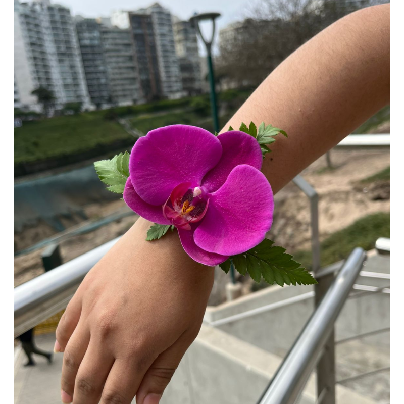 Productos web - 2025-10-20T184553.252 CORSAGE ORQUÍDEA FUCSIA - MUÑECA (Lazo) - Imagen 1