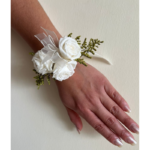 Corsage de Mini Rosas Naturales (Blancas)