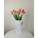 Elegante Jarrón Blanco con 8 Tulipanes en (colores variados) - Imagen 2