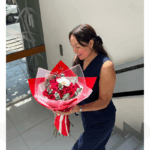 Exclusivo Ramo de 15 Rosas Rojas & flor de Orquídea - Imagen 2