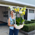 Exclusivo Jardín  de 7 Orquídeas Premium (Colores de Temporada) & Maceta Fibra de Vidrio - Imagen 2