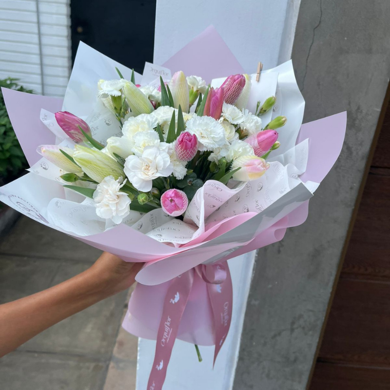 Productos web - 2026-01-25T154858.185 _ Ramo Dulzura de 20 Tulipanes & Claveles - Imagen 1